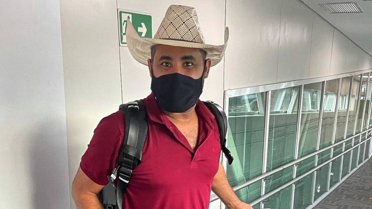 raia saia rodada de chapéu de vaqueiro e máscara no aeroporto