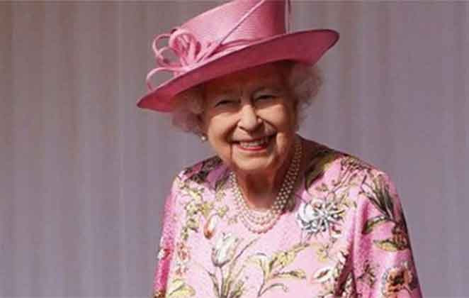 Rainha Elizabeth II vai a evento combinando chapéu com a roupa