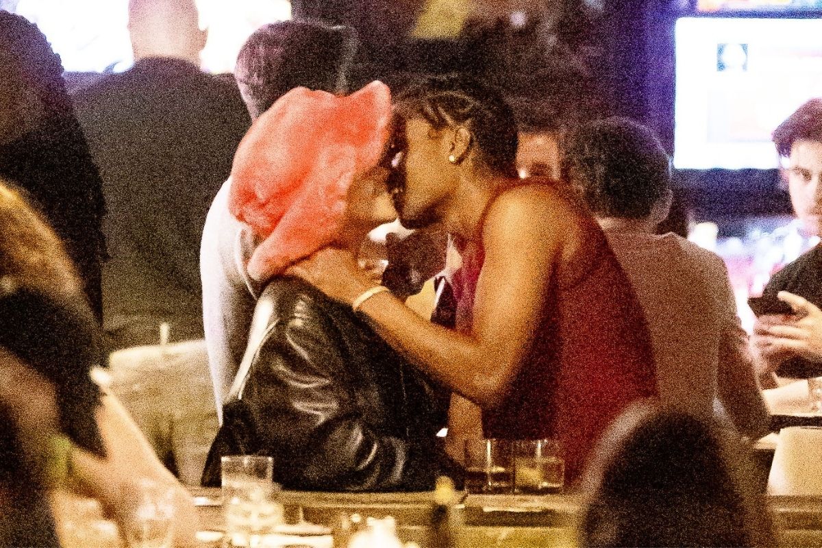 Rihanna e ASAP Rocky em bar de Nova York