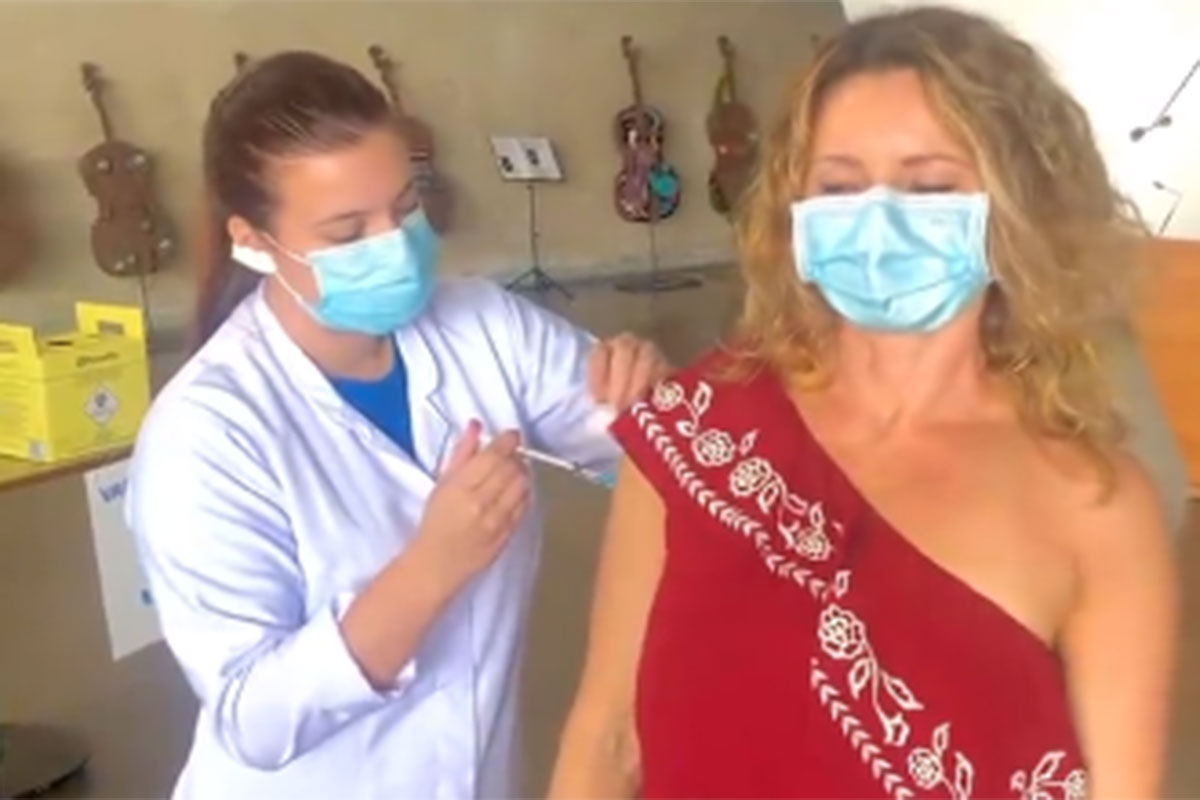 Rita Guedes recebe a vacina contra o coronavírus