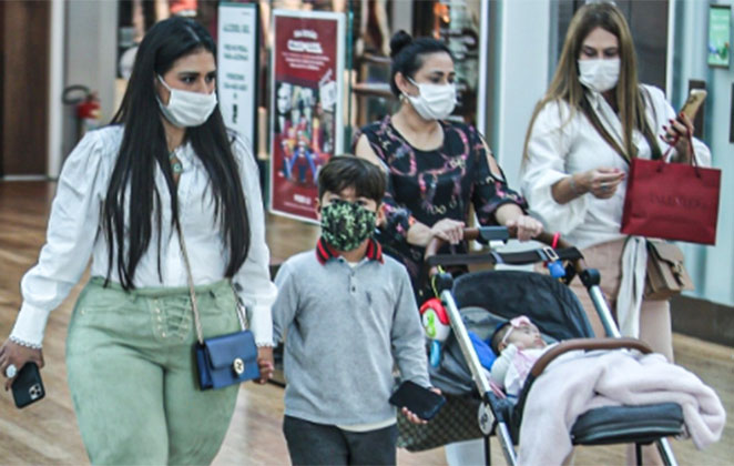 Simone Mendes passeia com família em shopping do Rio