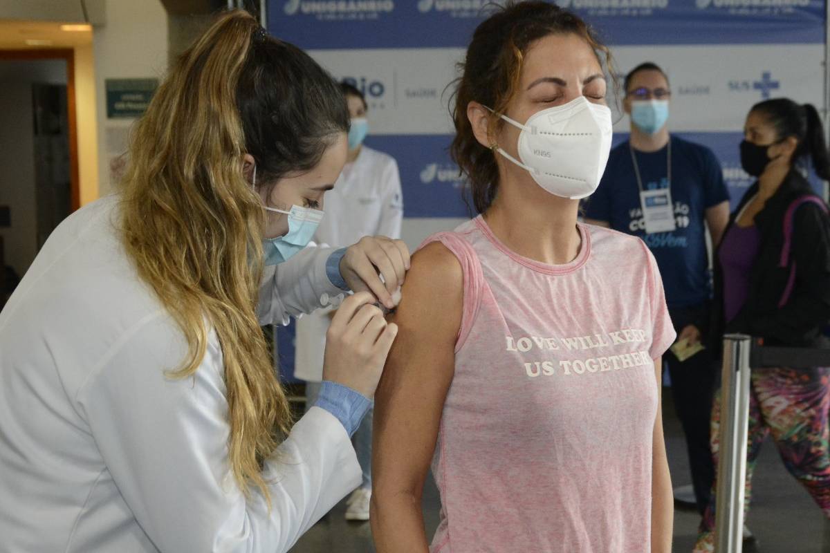 thalita rebouças de máscara recebendo primeira dose da vacina contra a covid-19