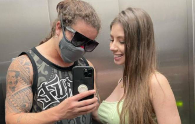 whindersson nunes de mascara e maria lina deggan no elevador tirando selfie