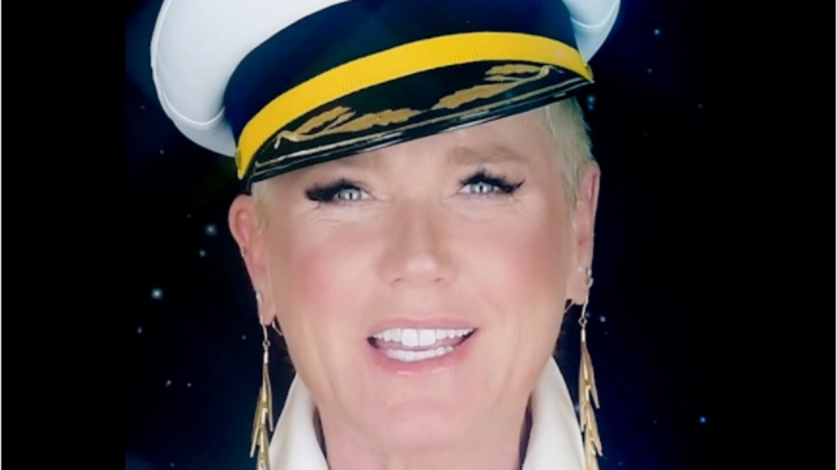 Xuxa usando chapéu de capitão de navio