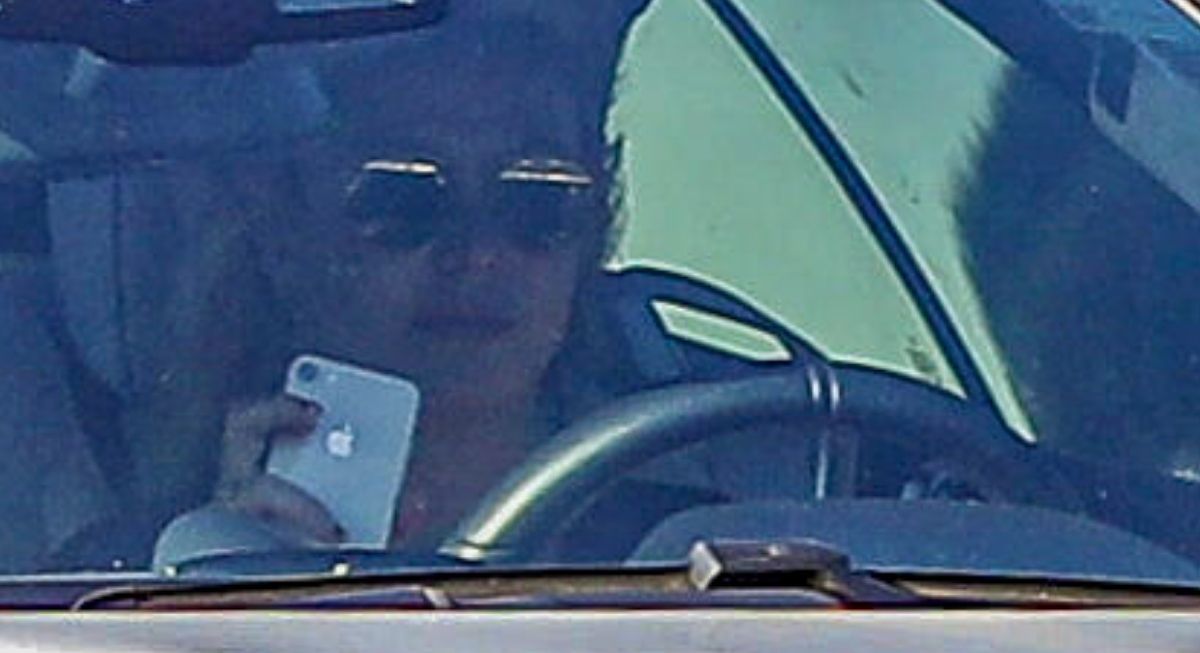Britney Spears é flagrada dirigindo com o celular na mão