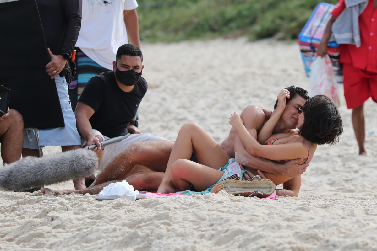 Caua Reymond beija Andreia Horta na praia