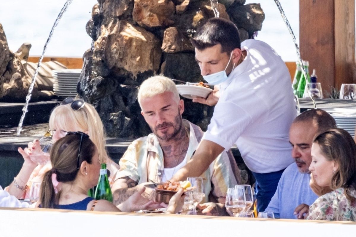 David Beckhan almoça na Costa Amalfitana com filhos e sogros