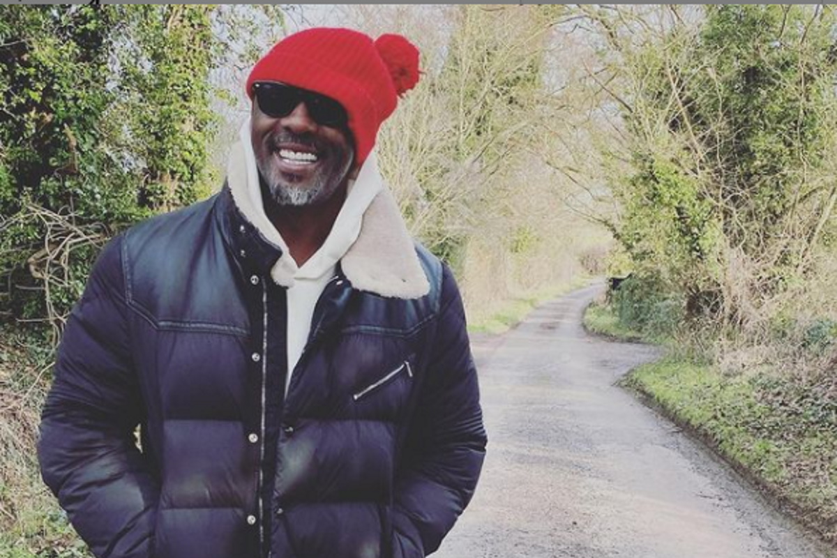 Idris Elba sorrindo