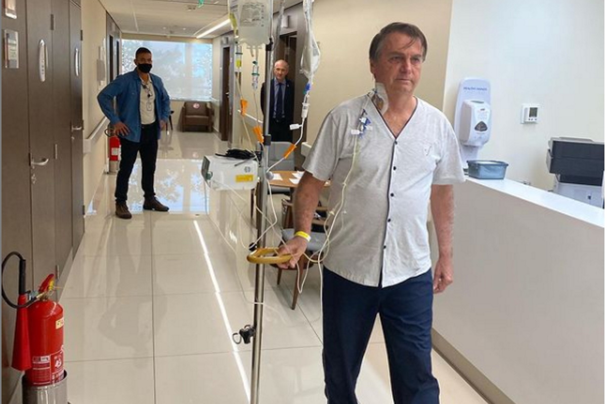 Jair Bolsonaro andando em hospital sem máscara