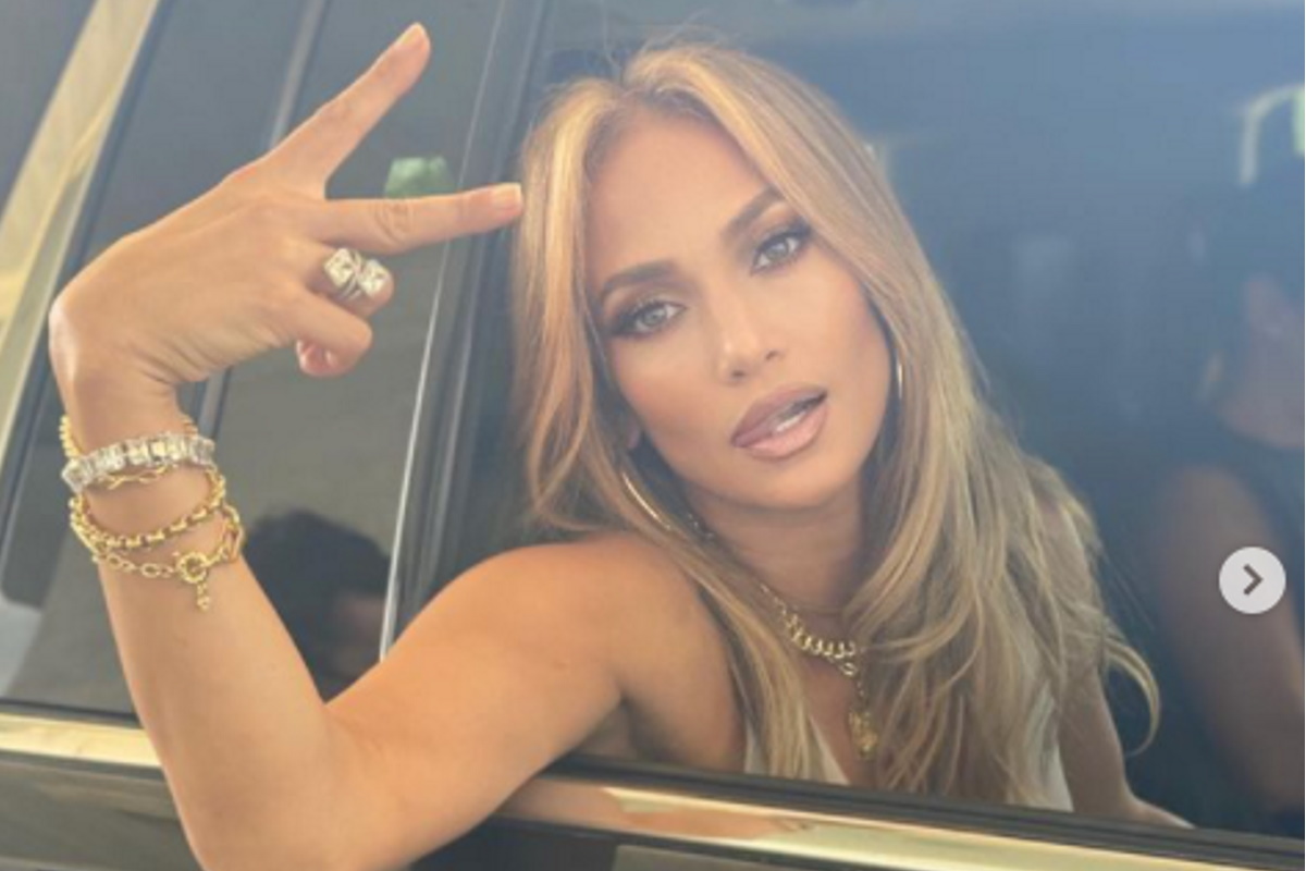 Jennifer Lopez acenando dentro de carro