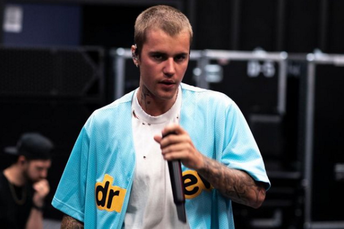 Justin Bieber com microfone na mão