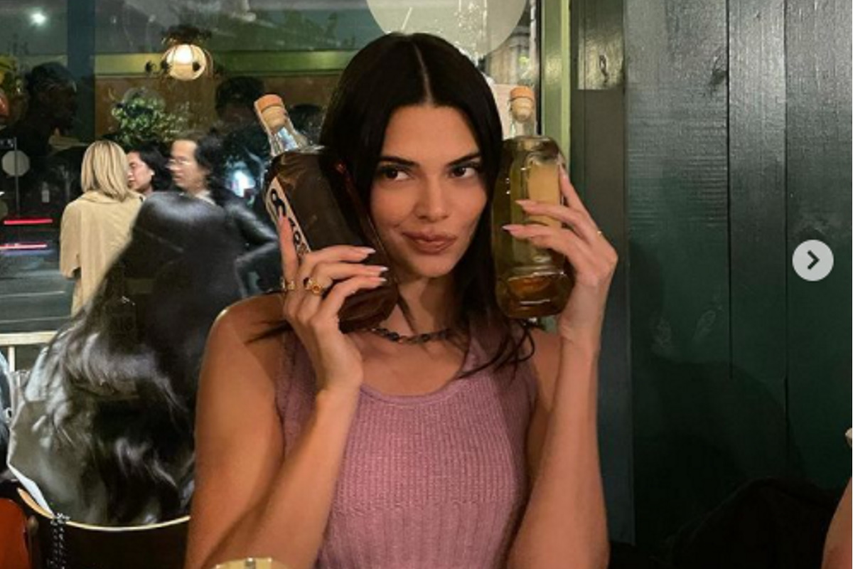 Kendall Jenner segurando garrafas de tequilas