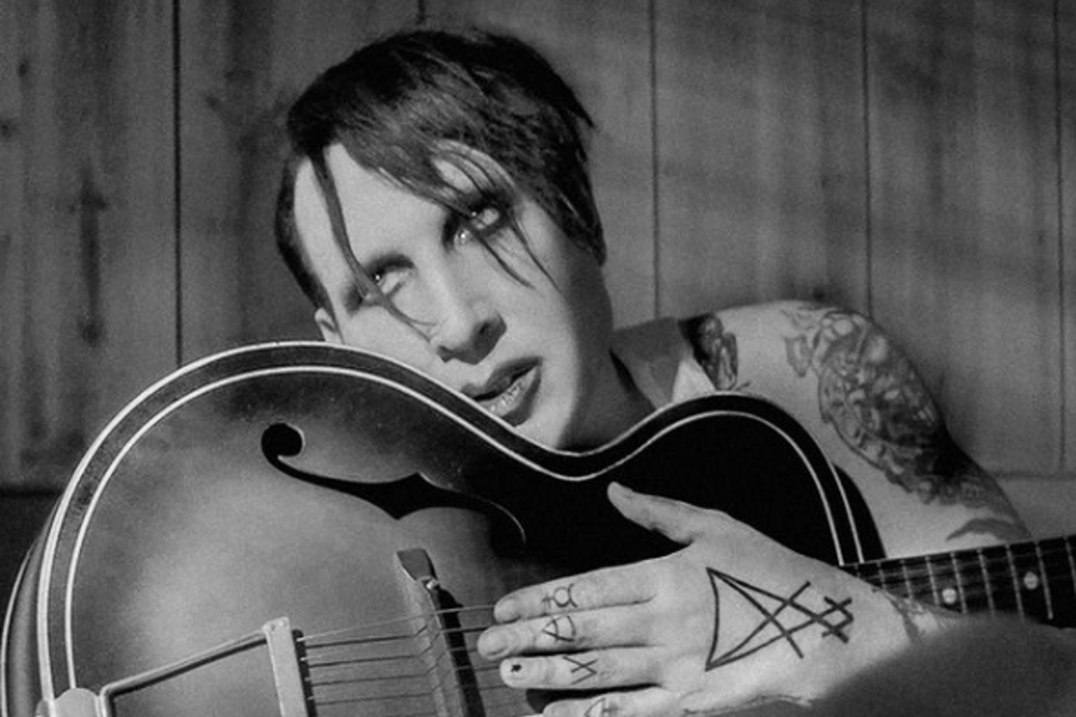 Marilyn Manson segurando um violão
