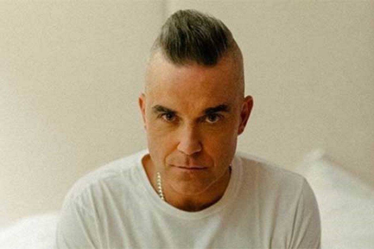 Robbie Williams de camiseta branca