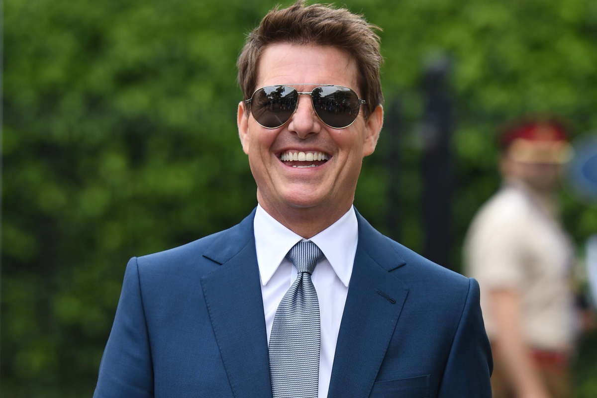Tom Cruise de óculos e terno