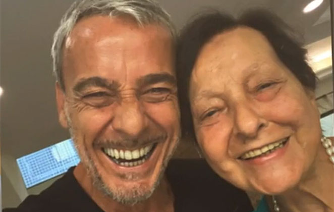 Alexandre Borges sorridente, ao lado da mãe, dona Rosa