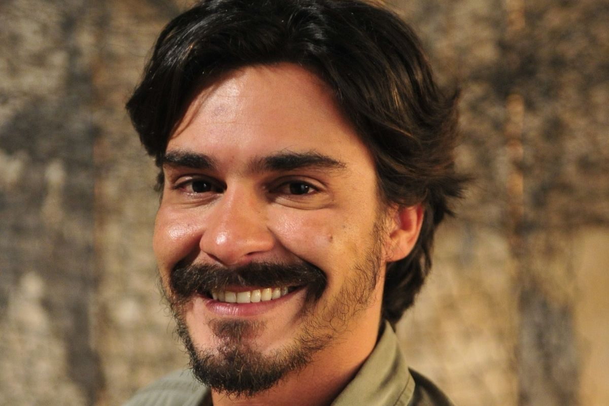 André Gonçalves sorrindo em foto
