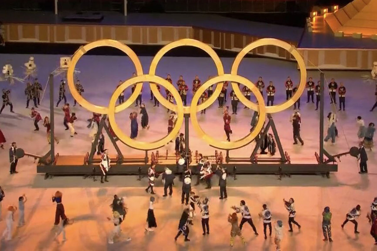 Foto dos anéis olímpicos na cerimônia de abertura das Olimpíadas de Tóquio