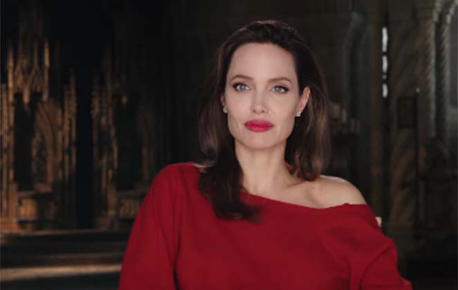 Angelina Jolie usando vestido vermelho