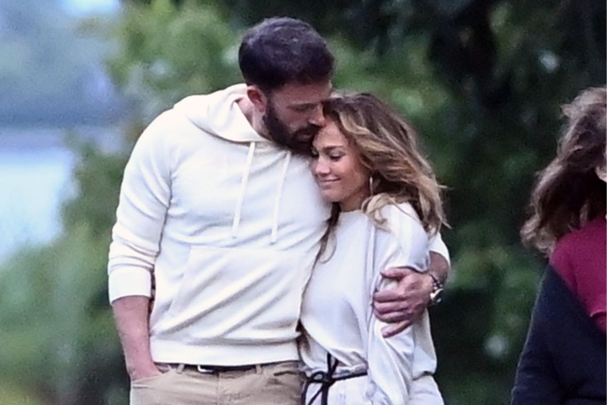 Foto de Ben Affleck abraçado com Jennifer Lopez durante passeio