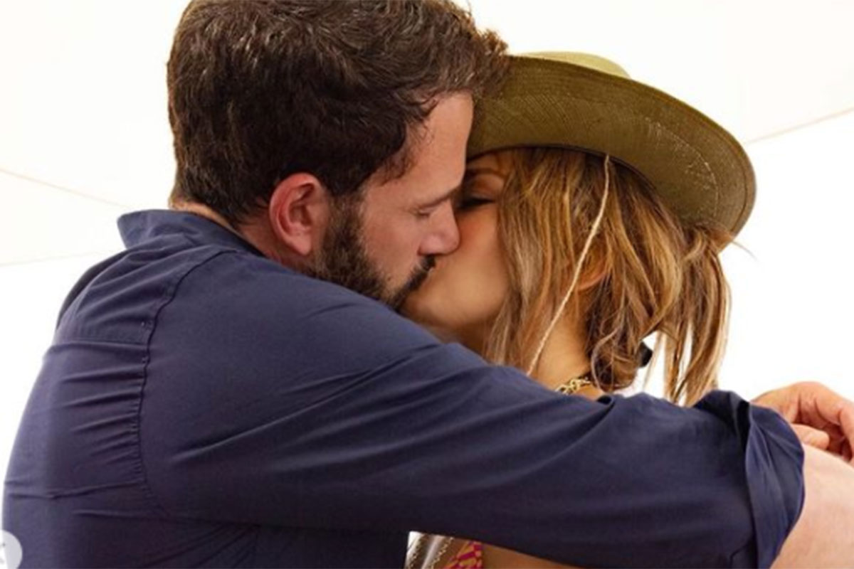 Ben Affleck troca beijão com Jennifer Lopez