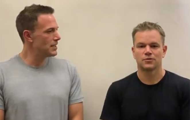 Ben Affleck e Matt Damon de camiseta, conversando