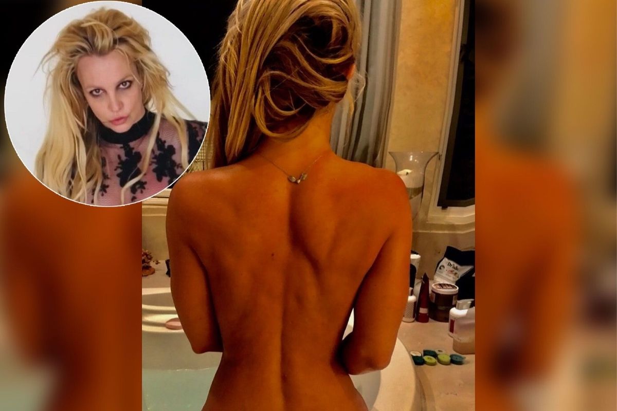 Britney Spears sem blusa, diante do espelho