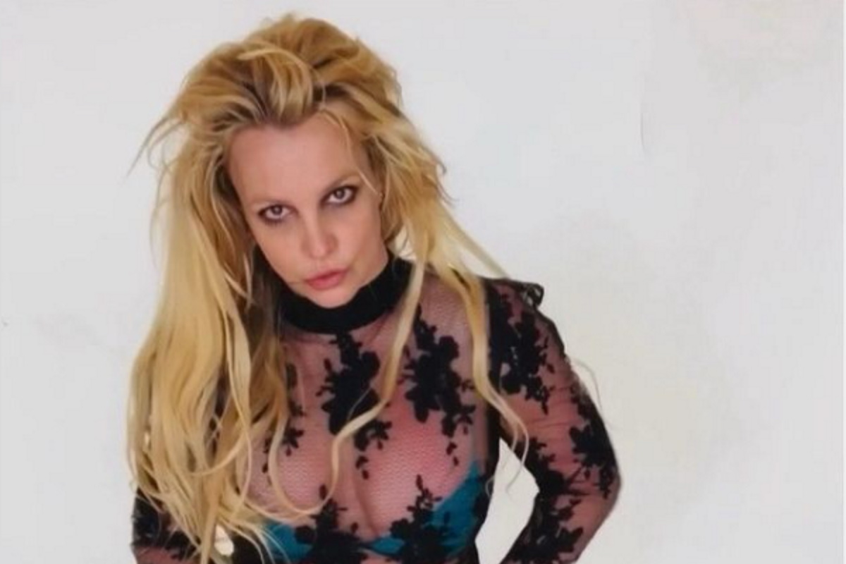 Britney Spears cabelo solto e com roupa transparente