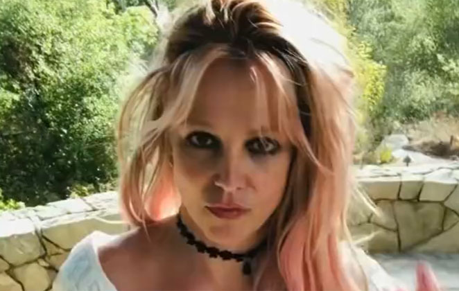 Britney Spears de roupa branca e cabelos soltos