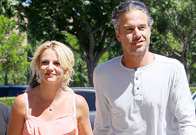 Britney Spears e o ex-marido, Jason Alexander, caminhando em dia ensolarado