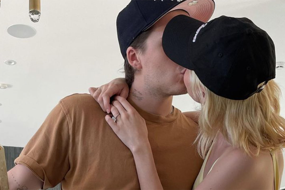 Brooklyn Beckham e sua noiva Nicola Peltz trocam beijão