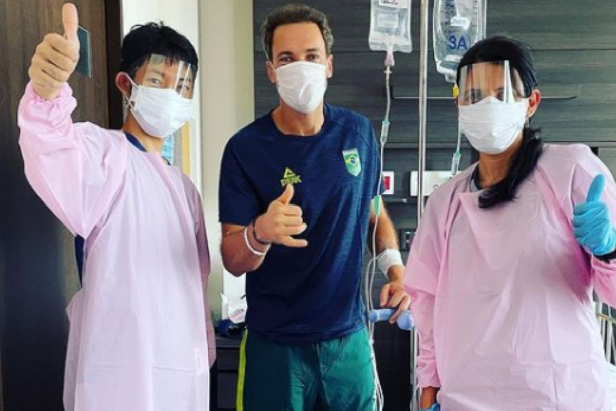 Bruno Soares com médicos do hospital