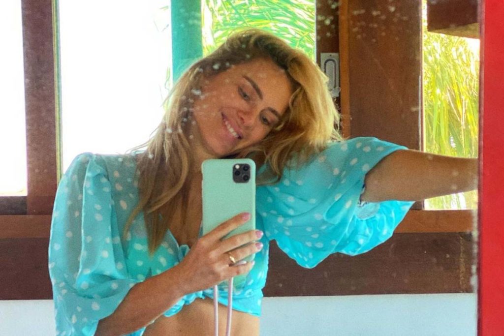 Carolina Dieckmann Mostra Corpo Sarado Em Clique De Biquíni