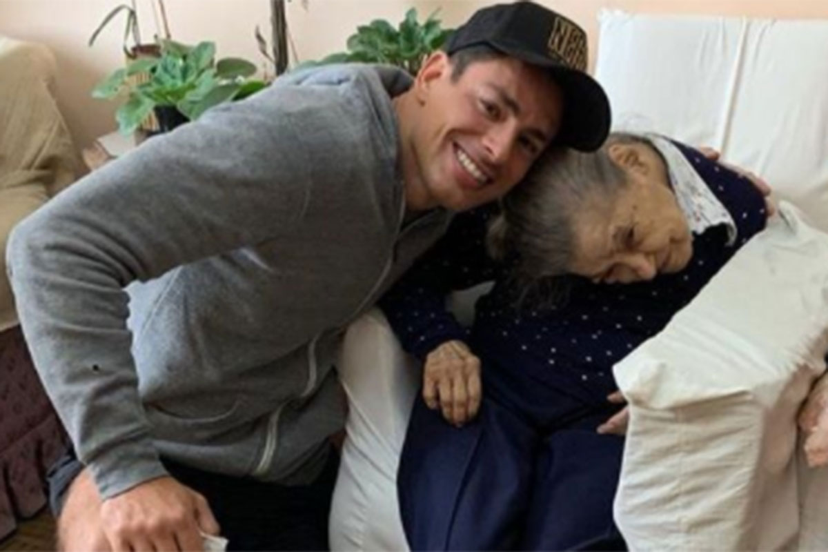 Cauã Reymond abraça com carinho sua avó de cem anos