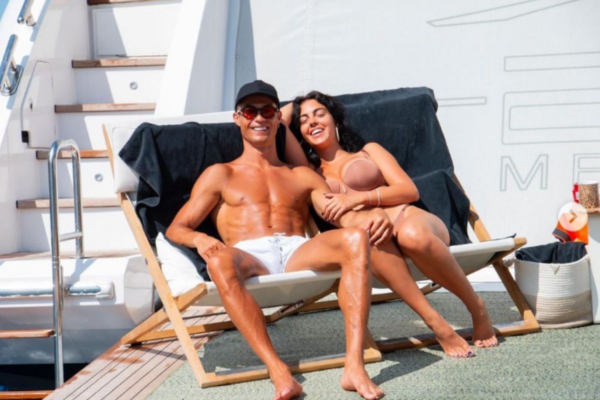 Retrato de Cristiano Ronaldo e Georgina Rodríguez tomando sol em iate