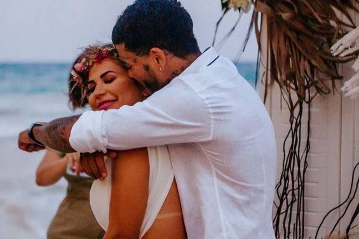 deolane bezerra e mc kevin abraçados durante casamento em cancun