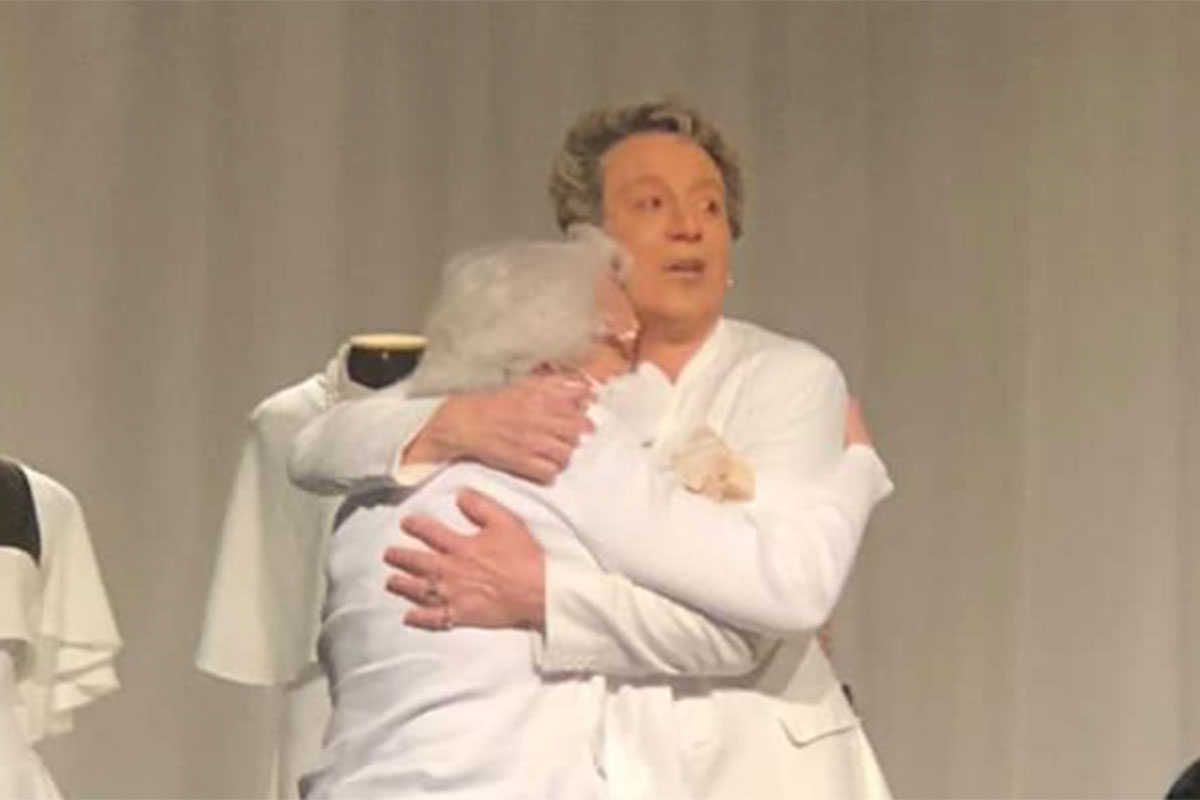 Eduardo Martini abraça a mãe, Dona Norma, que fez surpresa e esteve na plateia do espetáculo 'Simplesmente Clô', em São Paulo