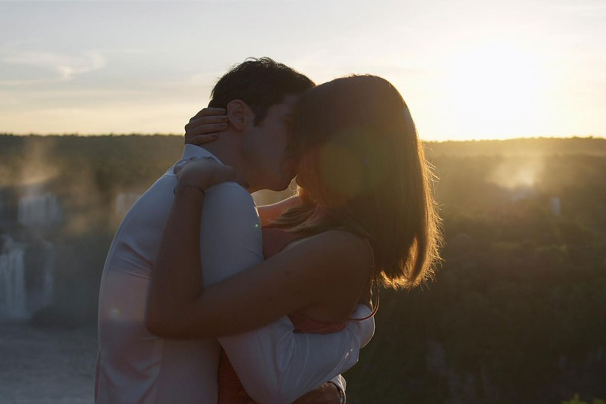 Foto de Eric e Luiza se beijando em Pega Pega
