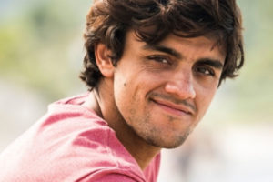 Felipe Simas usa blusa vermelha