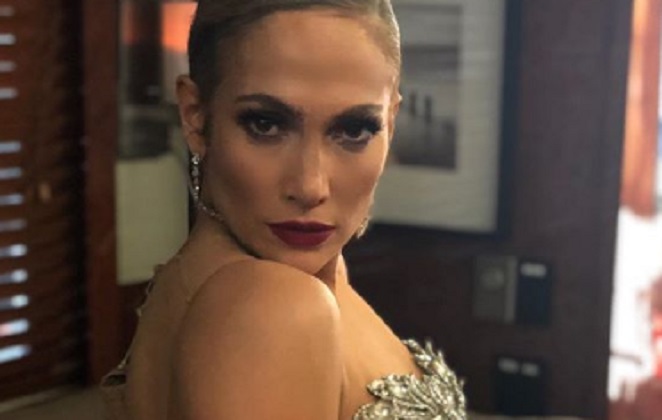 Jennifer Lopez de roupa sensual