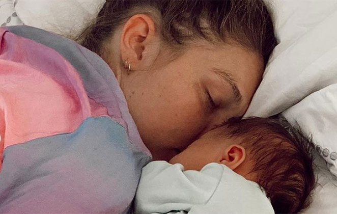 Gigi Hadid dormindo com a filha