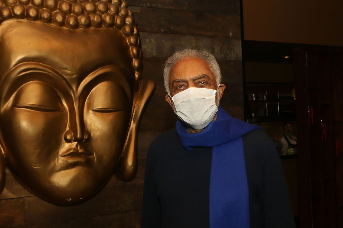 Gilberto Gil de máscara e cachecol azul