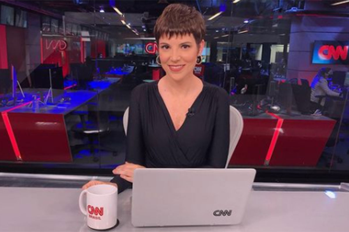 Gloria Vanique na bancada da CNN Brasil