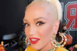 Gwen Stefani de cabelos presos e maquiada