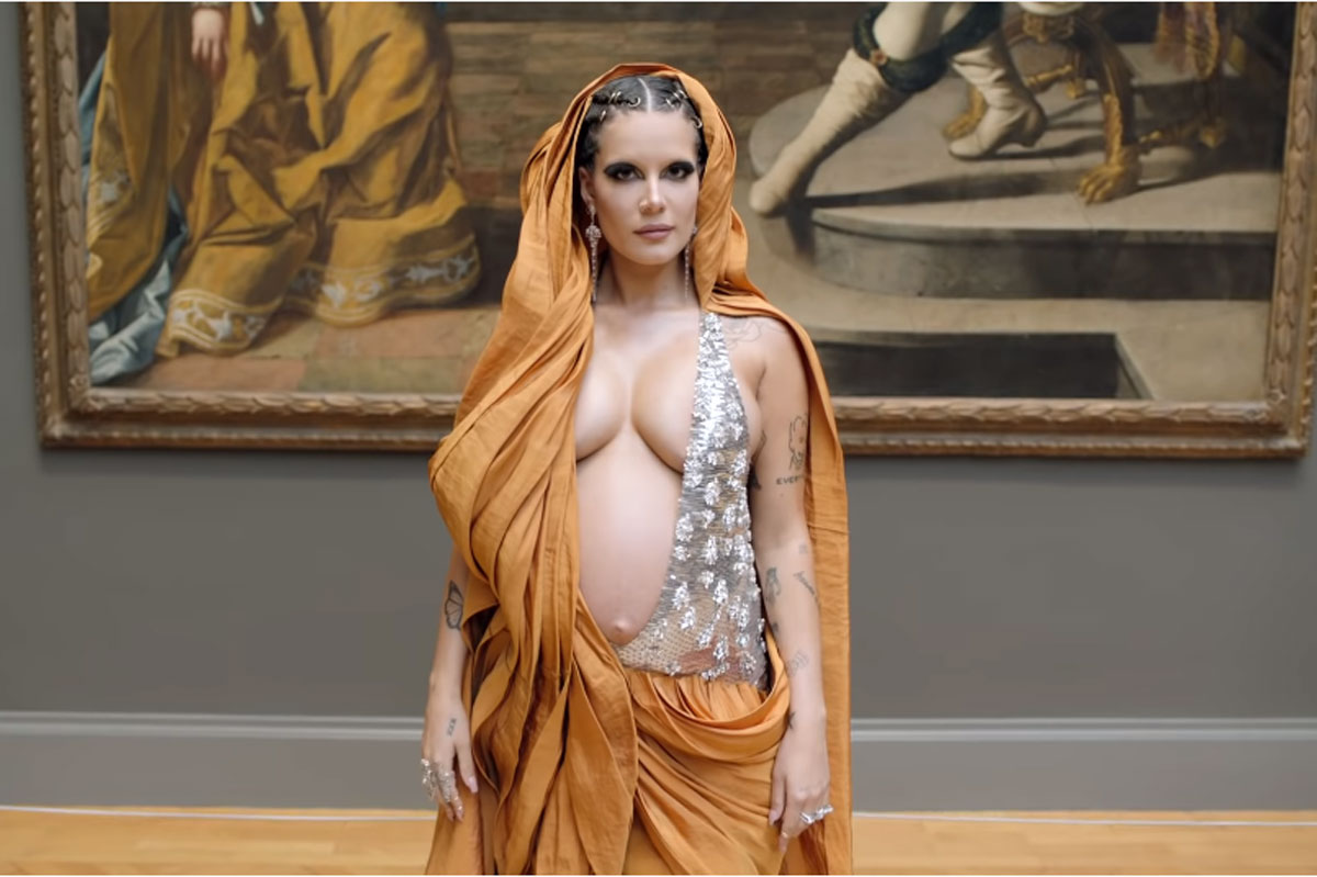 Retrato de Halsey em vídeo no museu para revelar capa de álbum