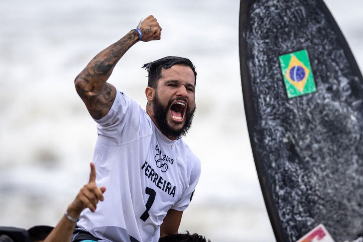 Italo Ferreira comemorando vitoria no surfe
