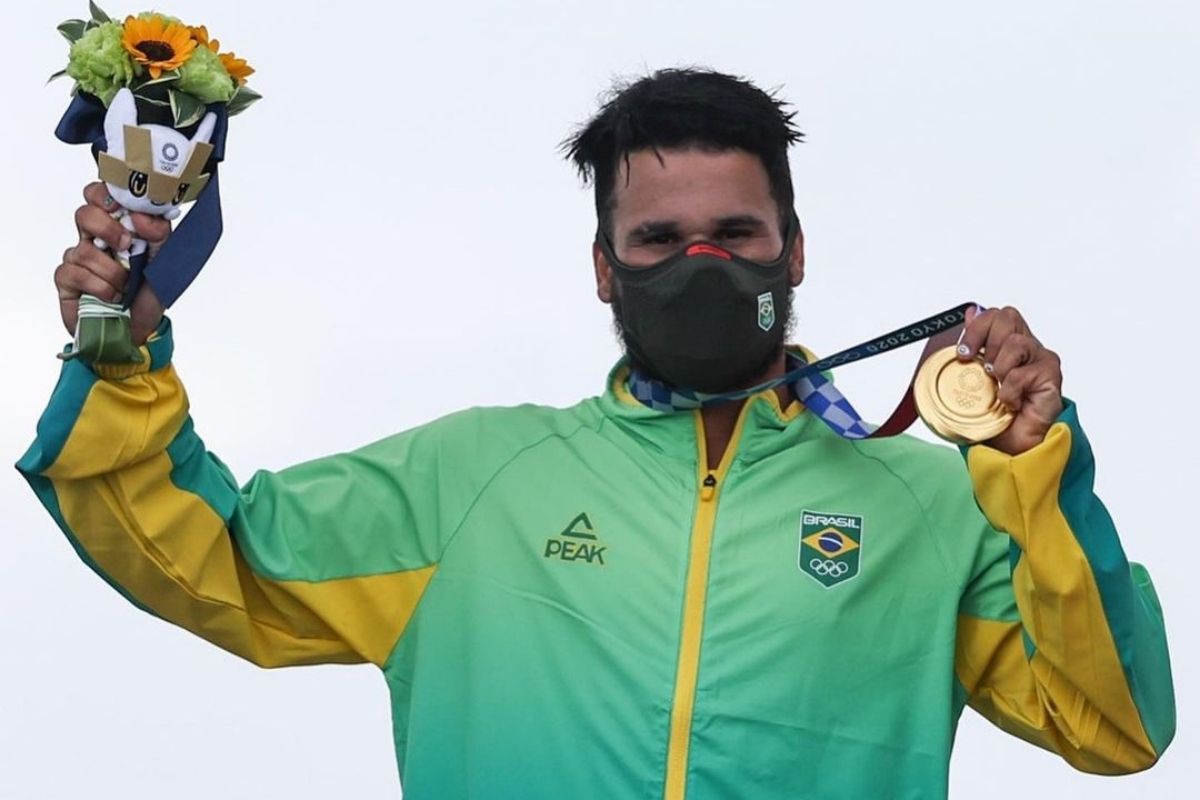 Ítalo Ferreira comemora, no pódio, o ouro olímpico