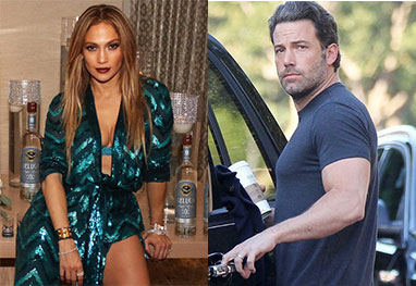 Jennifer Lopez sentada, de vestido estampado e Ben Affleck de camiseta, abrindo porta de carro