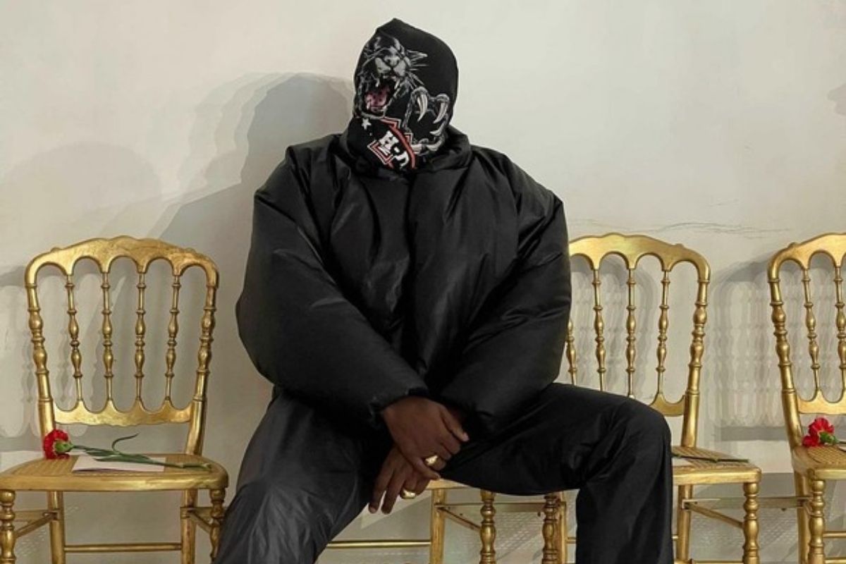 Kanye West usa máscara de pantera no desfile de Balenciaga