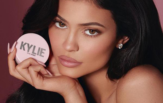 Kylie Jenner mostrando produto de sua marca